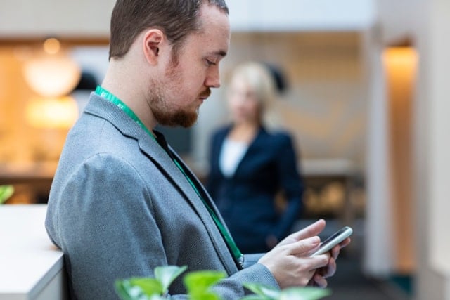 Man med mobiltelefon